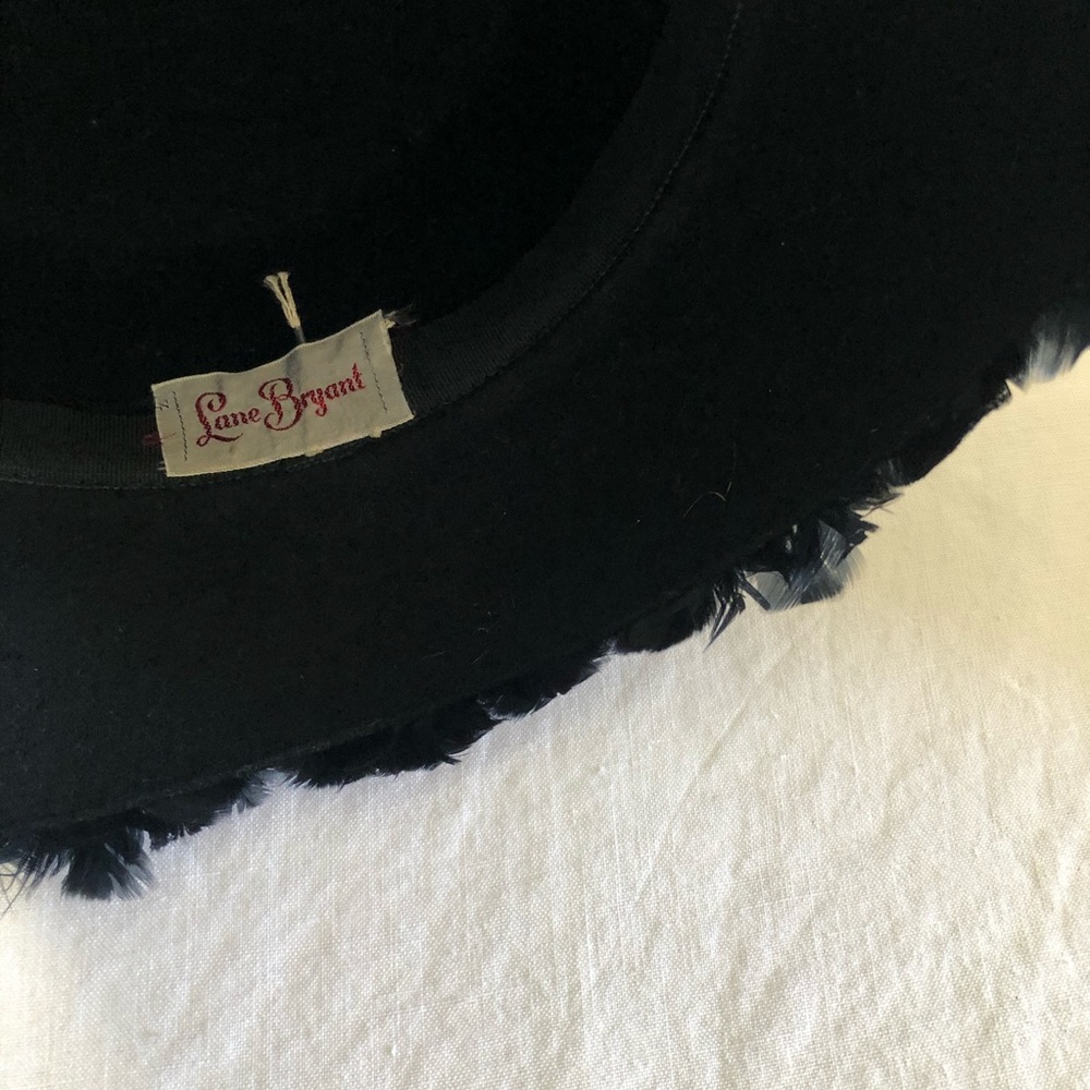 VINTAGE/ “Lane Bryant” feather + velvet hat - Picture 5 of 5